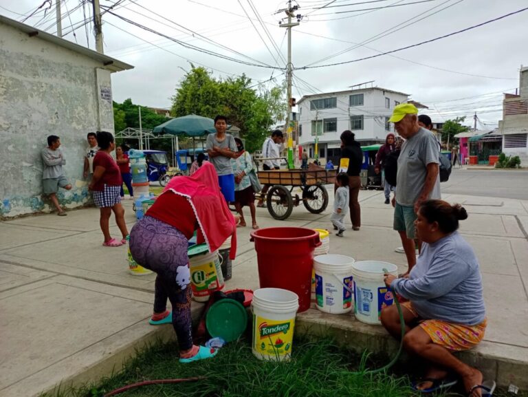 Castilla Vecinos realizan largas colas para abastecerse de agua