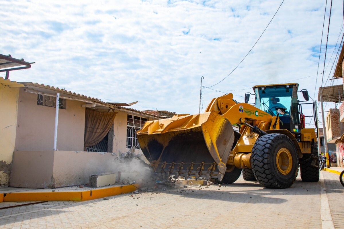 Castilla: demuelen construcción de vivienda que ocupaba la vía pública Castilla demuelen construcción de vivienda que ocupaba la vía pública