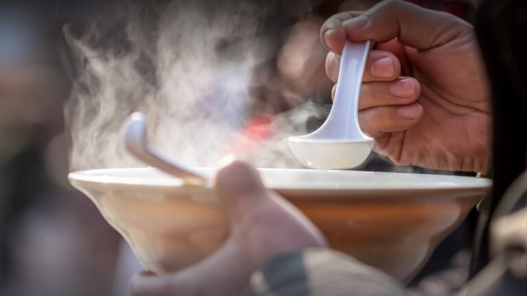 Conoce estas seis sopas 'power' que te calentarán en invierno