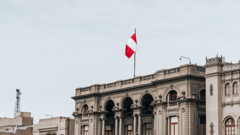 ¿Cuántas banderas tuvo Perú y quiénes las crearon?