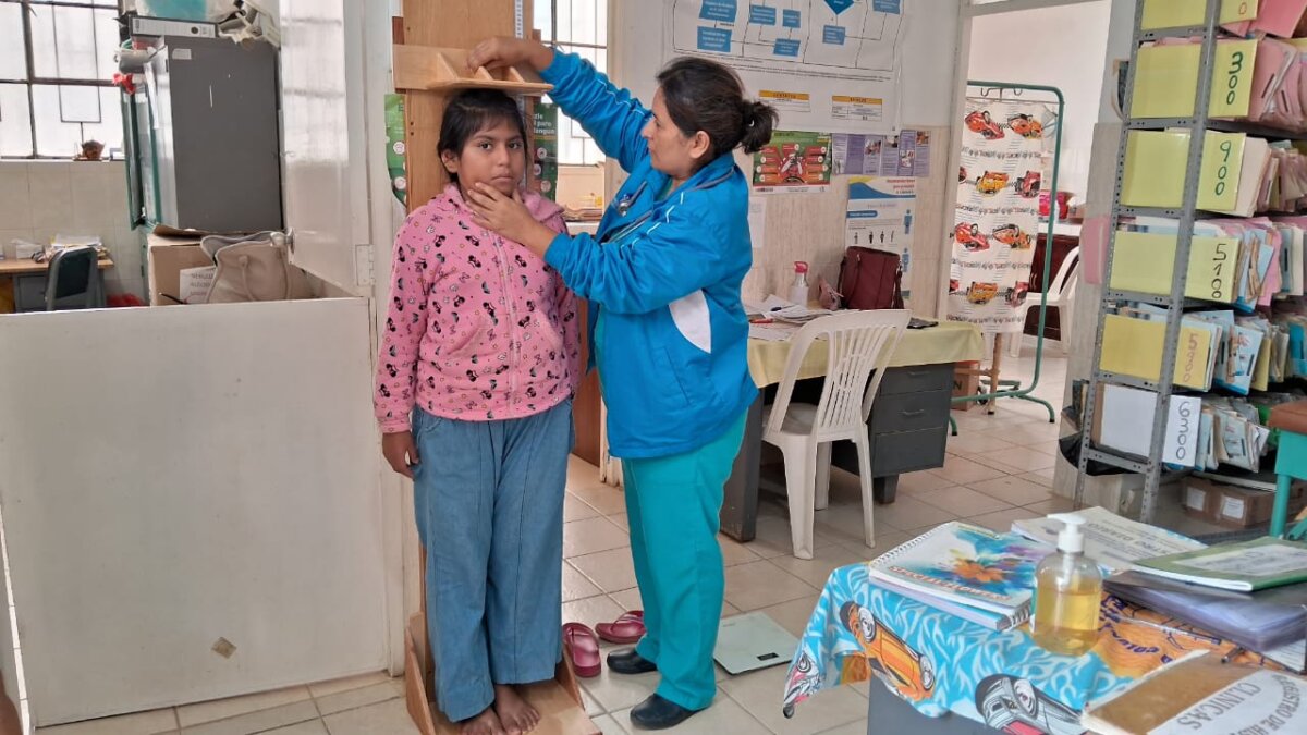 Donan equipos médicos a centro de salud de Yacila para mejorar la atención
