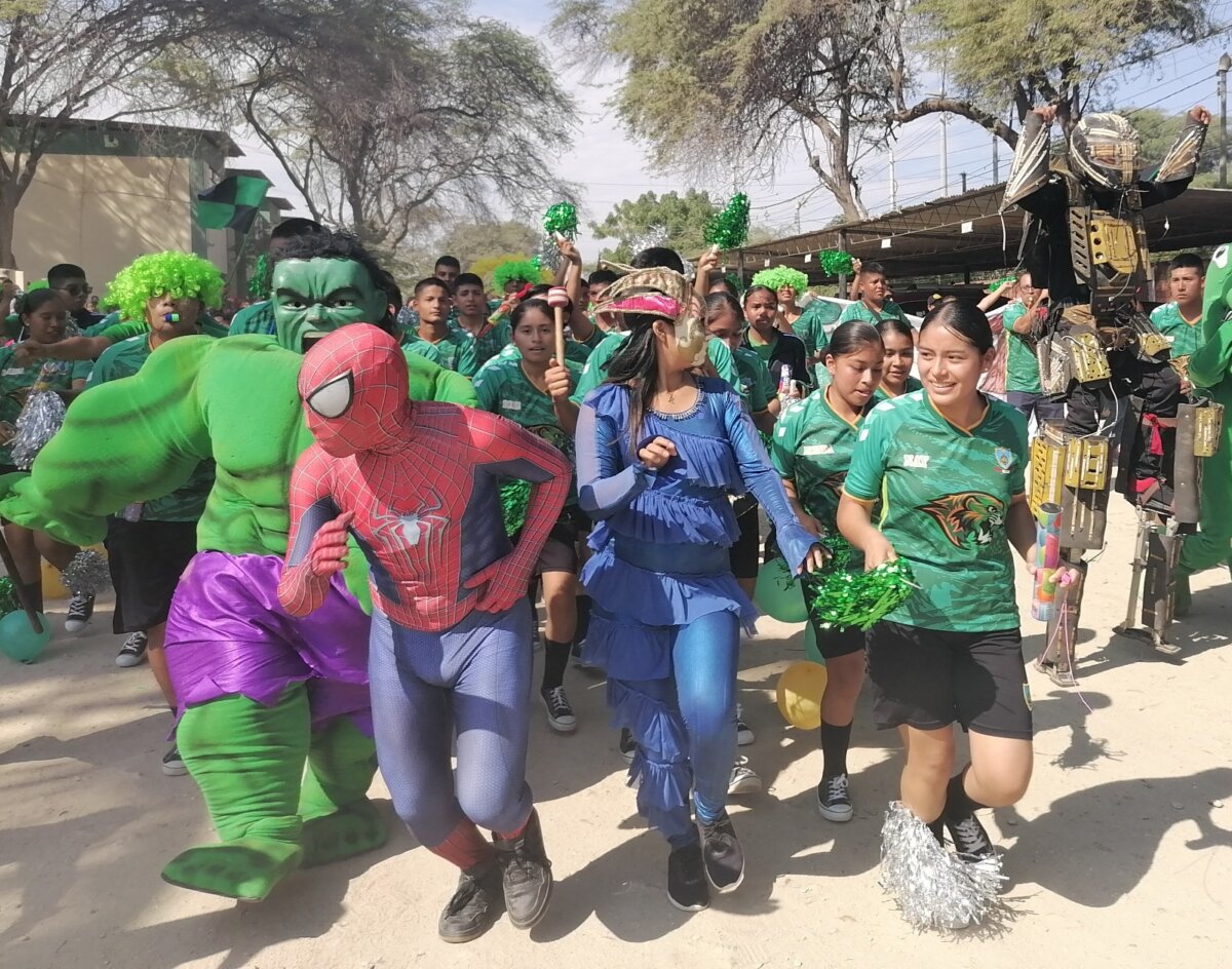 Las compañías de 3ero, 4to y 5to grado de secundaria, participaron con mucho entusiasmo, acompañados de los padres de familia.