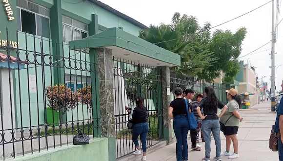 Piura: delincuentes interceptan vehículo y se llevan más de 3 mil soles en Urb. Ignacio Merino Piura delincuentes interceptan vehículo y se llevan más de 3 mil soles en Urb. Ignacio Merino