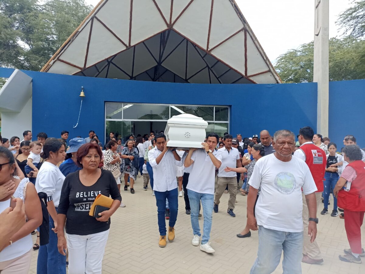 Piura: sepultan a jovencita que murió tras salir de discoteca y familiares exigen justicia Piura: sepultan a jovencita que murió tras salir de discoteca y familiares exigen justicia