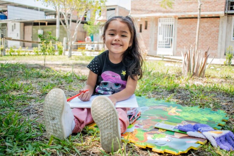 Enosa ilumina el club de lectura para niños en urbanización Santa Margarita