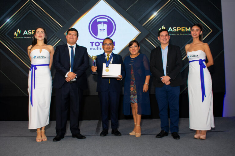 Agencia de comunicaciones Totem Multimedia recibe el Premio INNOVA 2024 de ASPEM en Lima