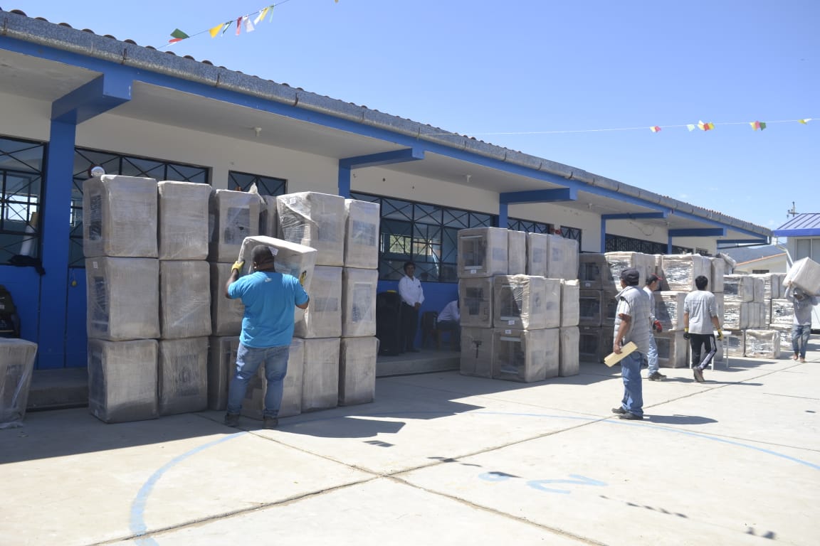 Ayabaca: entregan mobiliario escolar a 4000 alumnos de colegios en Suyo Ayabaca entregan mobiliario escolar a 4000 alumnos de colegios en Suyo
