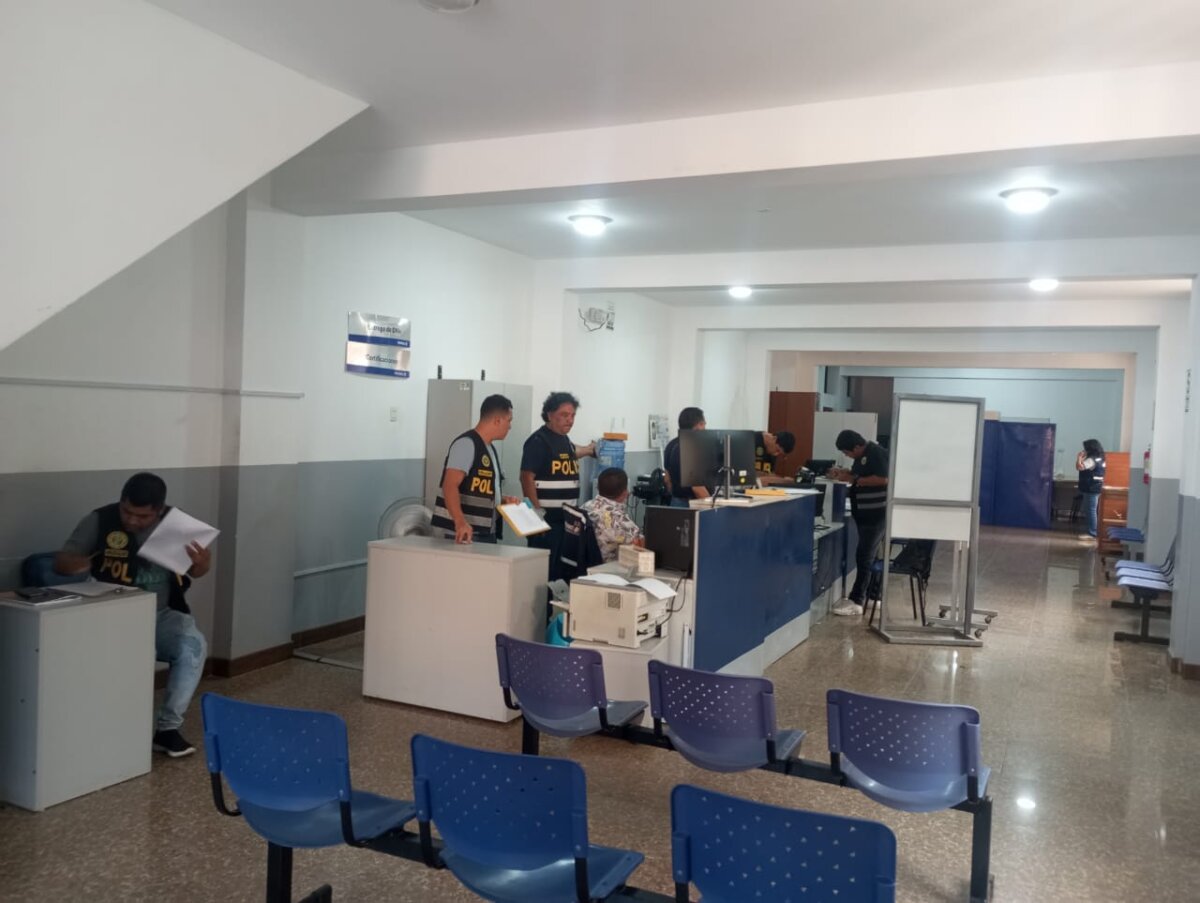 “Los Charlis de Morropón”: dictan 18 meses de prisión preventiva a dos registradores del Reniec “Los Charlis de Morropón” dictan 18 meses de prisión preventiva contra dos registradores de la Reniec presuntamente involucrado en la red criminal