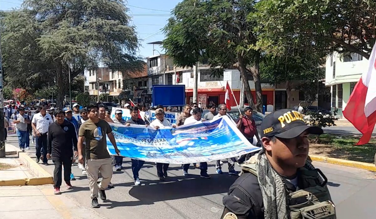 Piura: pescadores artesanales realizan marcha en contra de la presencia de embarcaciones chinas en el mar peruano Piura pescadores artesanales realizan marcha en contra de a presencia de las embarcaciones chinas en el mar peruano