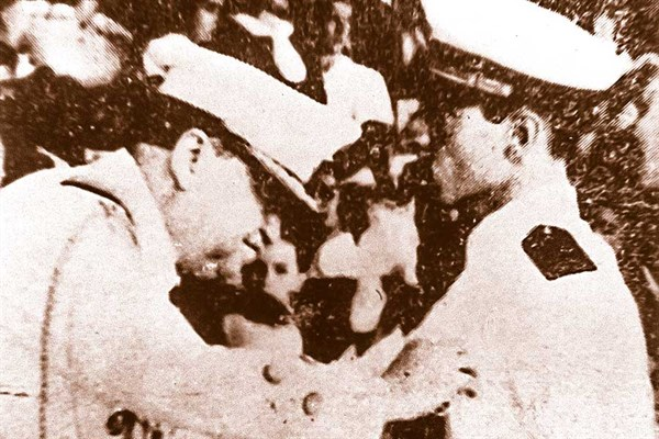 Imagen de José Abelardo Quiñones recibiendo una medalla del presidente Óscar Benavides