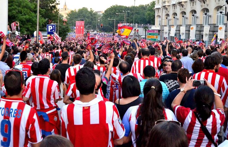 Aficionados del Atlético de Madrid celebrando en España