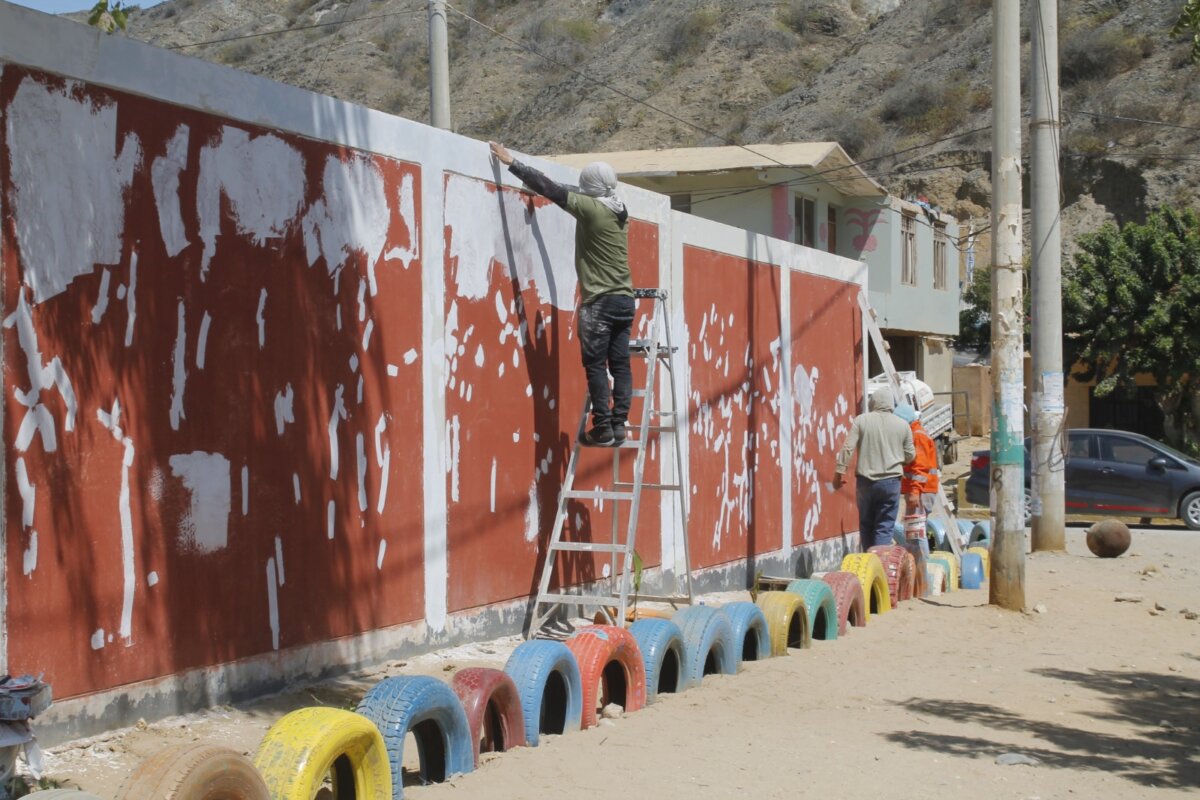 Paita 466 alumnos de l.E. 14746 de Yacila se benefician con pintado de fachada del colegio
