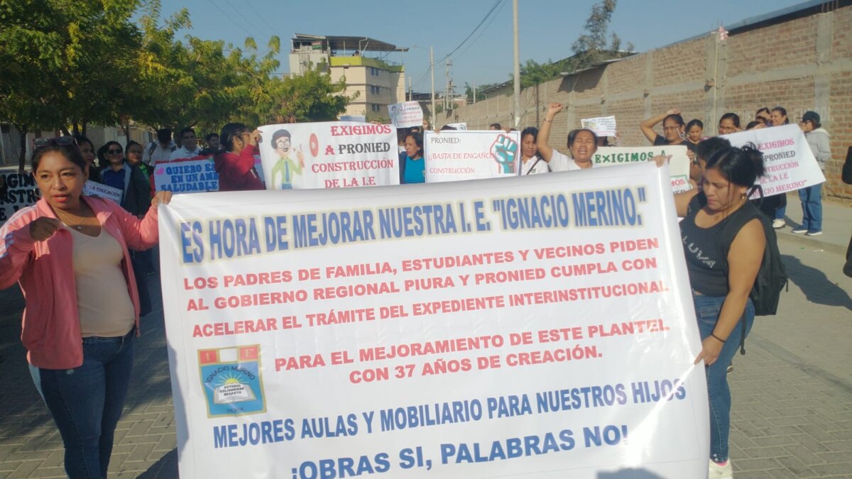 Piura: docentes y padres de familia exigen la reconstrucción total de la I.E. Ignacio Merino Piura: docentes y padres de familia exigen la reconstrucción de la I.E. Ignacio Merino