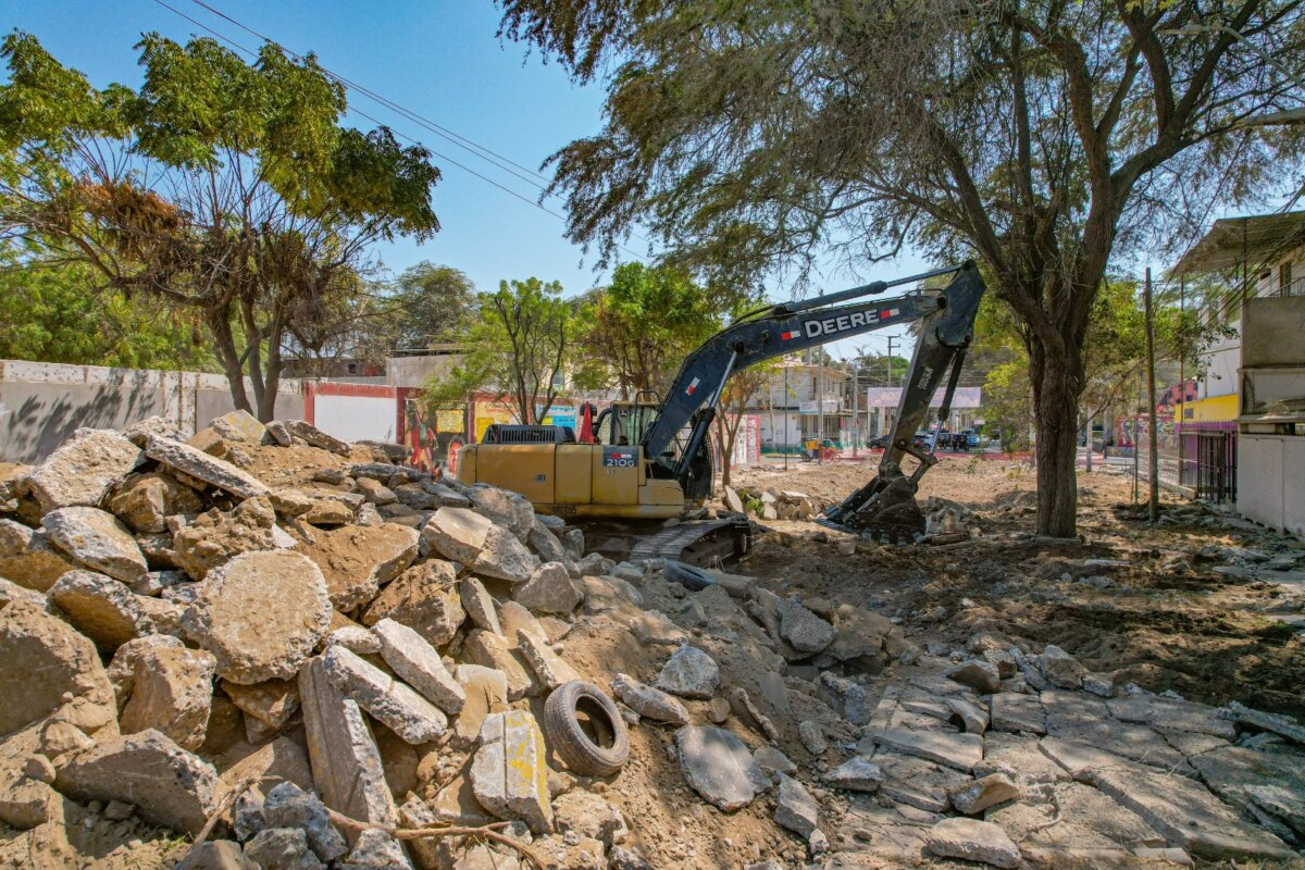 Piura: inician trabajos de reconstrucción de la Av. Richard Cushing Piura inician trabajos de reconstrucción de la Av. Richard Cushing