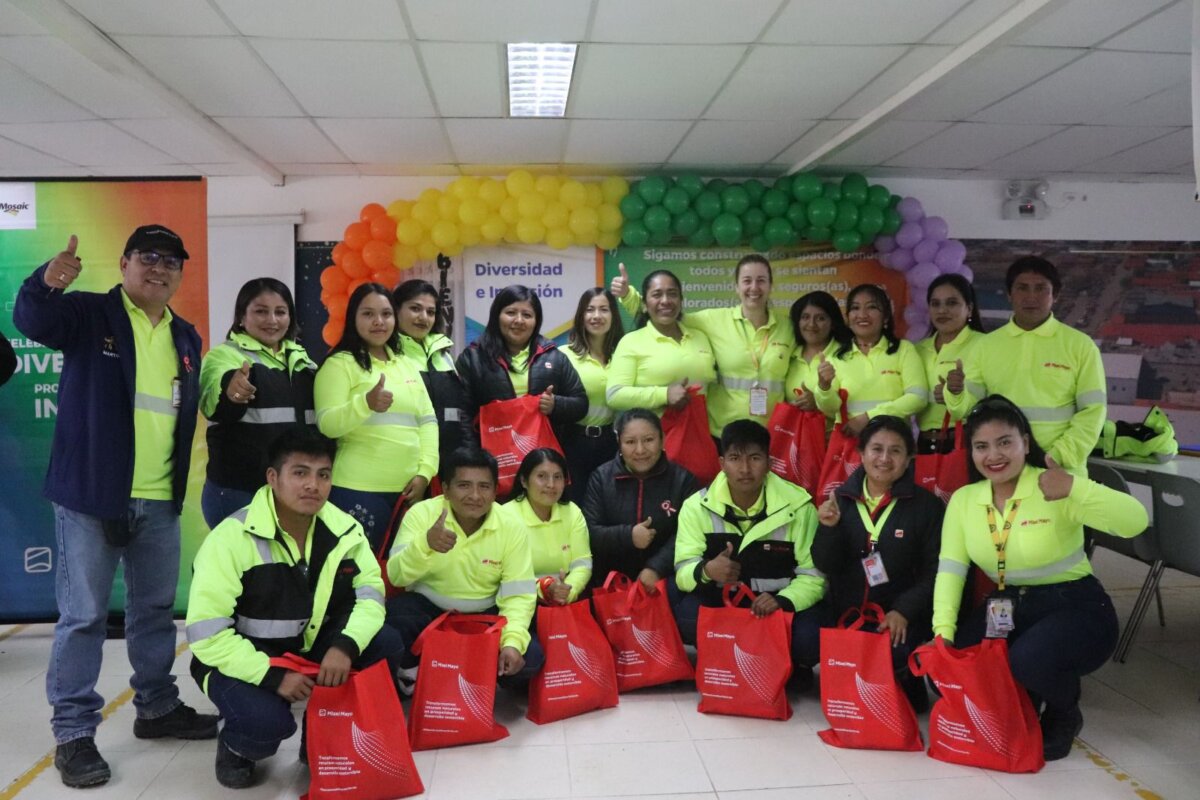 Un total 12 sechuranas se integran a Miski Mayo como operadoras de maquinaria pesada