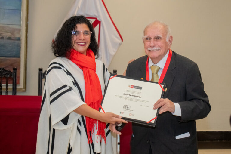 Arturo Davies Guaylupo recibe distinción por inmortalizar la riqueza cultural de Piura y el Perú a través de la fotografía