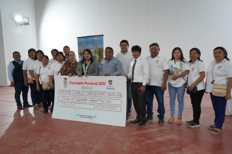 Alcaldesa de Sechura entrega cheques a ganadores del fondo Procompite