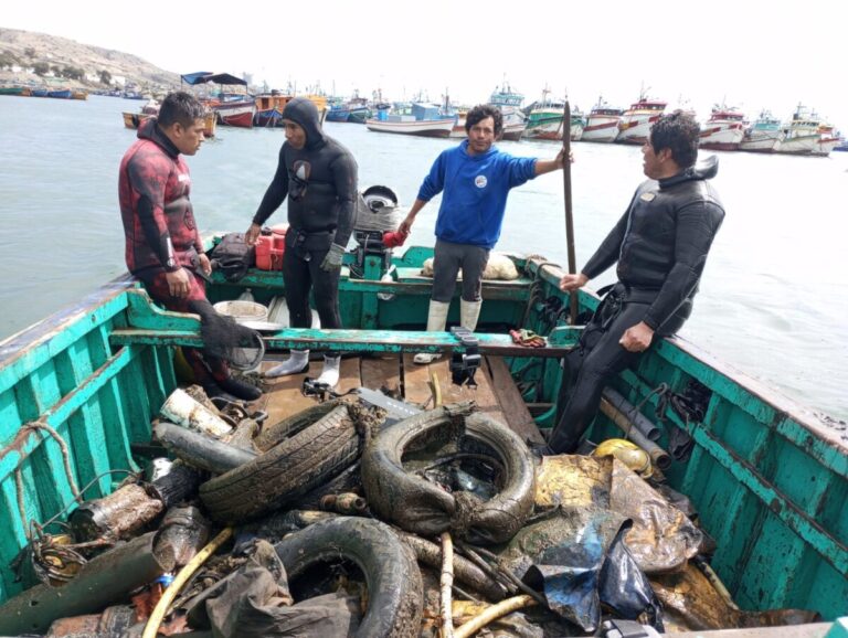 Buzos artesanales se unen para limpiar el fondo marino de Piura