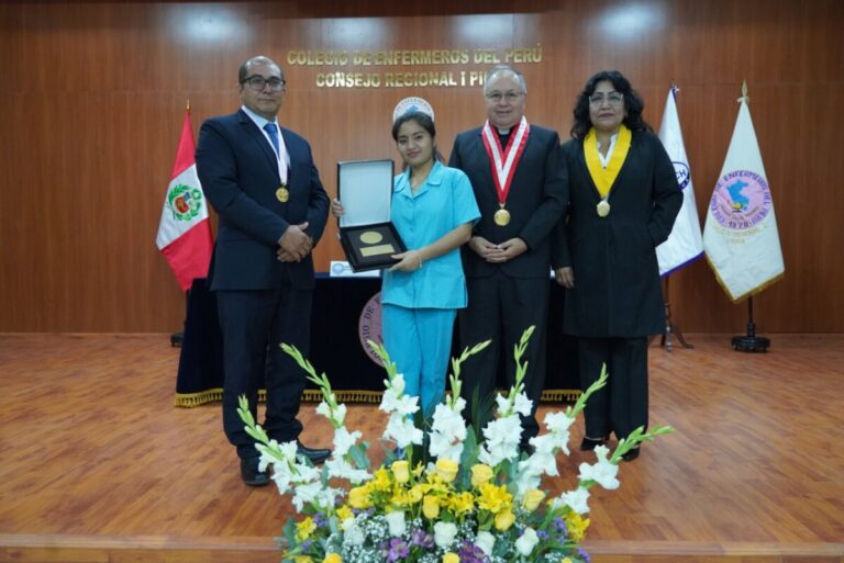 Egresada piurana de la ULADECH Católica logra el primer puesto nacional en la prueba del Serums 2024 y recibe homenaje en emotiva ceremonia