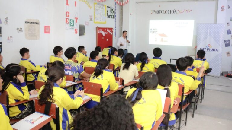 Mil escolares de Piura reciben charla sobre tributación por parte del SAT