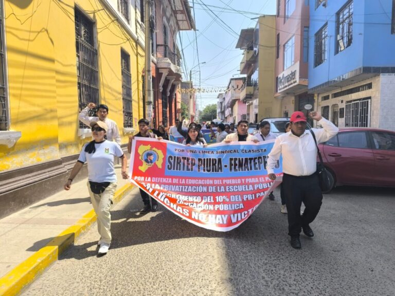 Piura gremio de profesores protesta exigiendo mejoras salariales y el pago de la deuda social