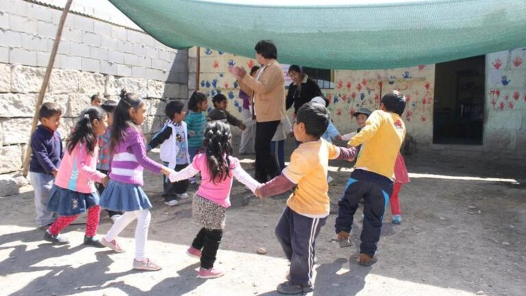 Piura niños del colegio inicial Mi mundo de colores estudian en precarias condiciones