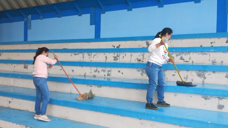 Piura realizan trabajos de mantenimiento en el coliseo de Los Algarrobos