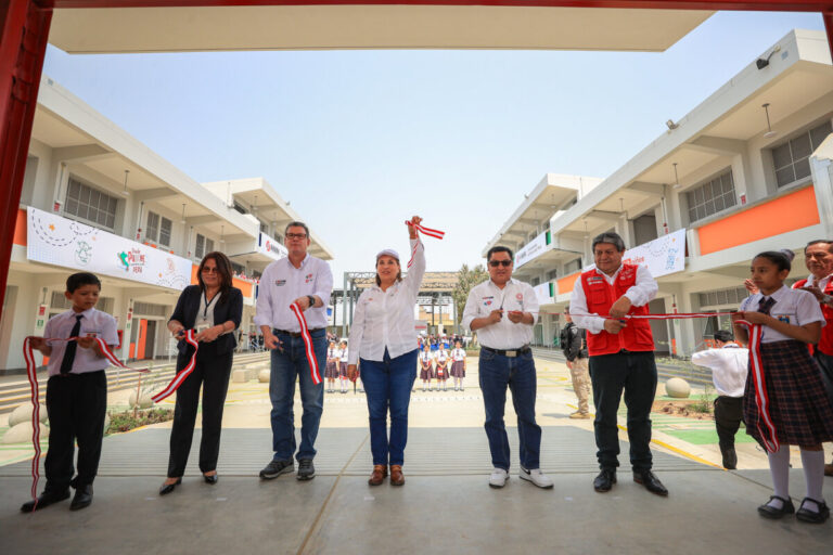 Sullana Dina Boluarte inaugura la I.E. María Ignacia García en el A.H. El Obrero.