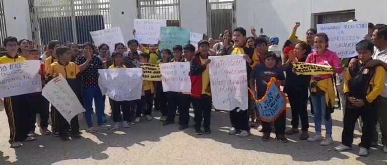 Sullana padres de familia protestan ante las demoras en las obras de mejoramiento del colegio Carlos Salaverry