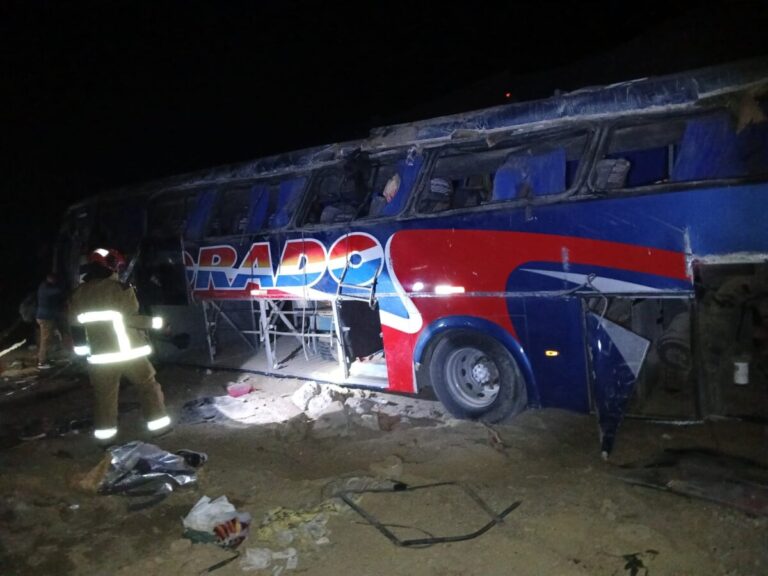 Tragedia en Talara bus cae a un precipicio en la cuesta de El Ñuro