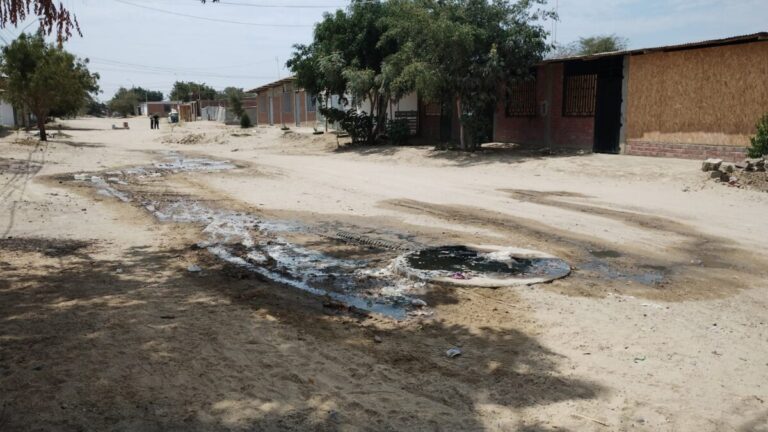 Piura vecinos del A.H. La Molina II denuncian que buzones de desagüe en el sector B han colapsado desde hace una semana