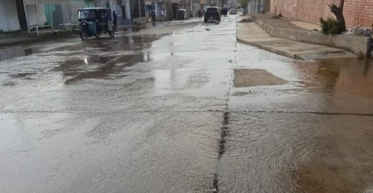 Talara: rotura de una línea de agua genera desabastecimiento y aniegos en las calles