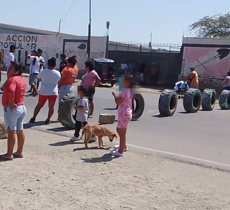 Talara vecinos de San Pedro bloquean vía para reclamar por constantes colapsos de desagües