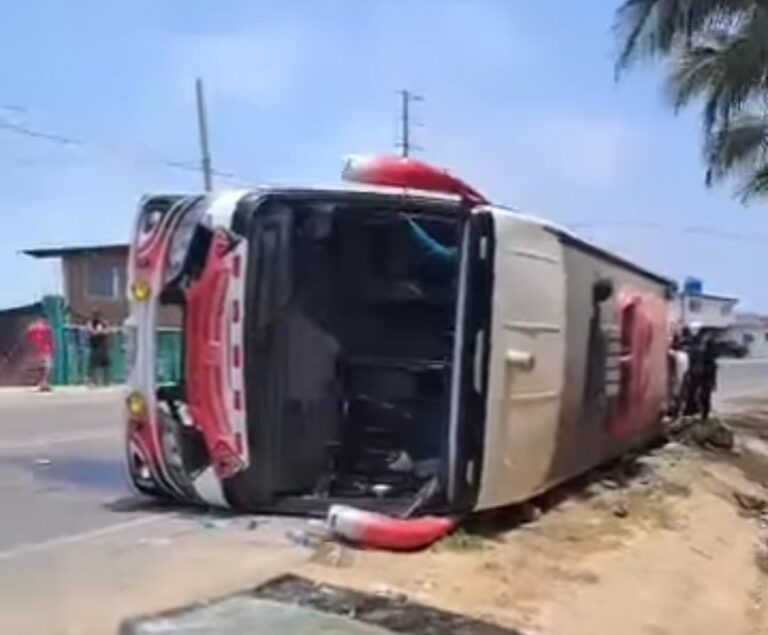 Tumbes una profesora fallecida y 32 heridos deja la volcadura de un bus que trasladaba a escolares