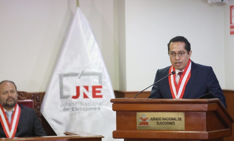 Abogado piurano jura como nuevo presidente del JNE “Trabajaré para fortalecer la confianza en la institución”