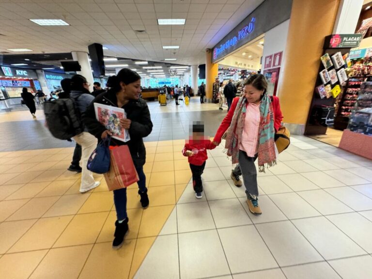 Repatrian a niño peruano desde Chile y se reencuentra con su familia en Piura después de un año