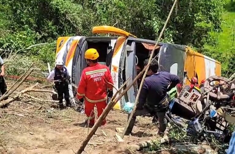 Tragedia en Moyobamba bus que trasladaba escolares de Sechura sufre aparatoso accidente