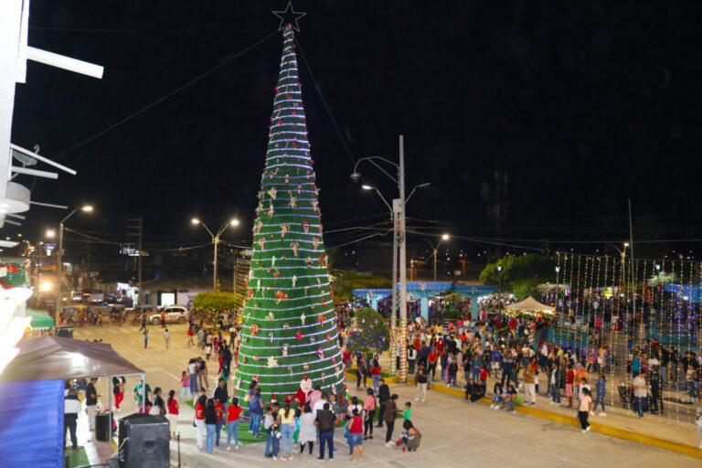 Piura: Las Lomas enciende un árbol navideño de 15 metros