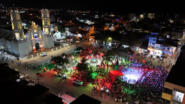 Sechura celebra el inicio de la Navidad con música, danzas y el encendido de luces