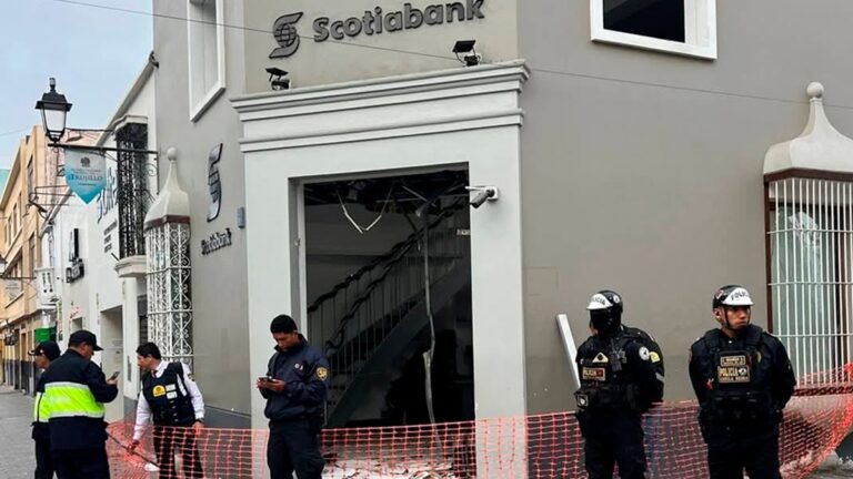 Delincuentes detonan explosivo en agencia de Scotiabank y roban cajero en pleno centro de Trujillo