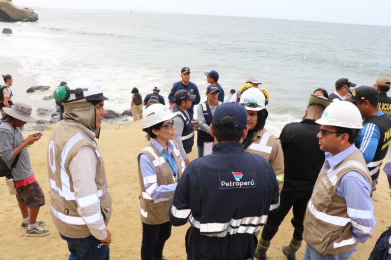 Petroperú acelera limpieza en playa de Talara tras derrame de hidrocarburos