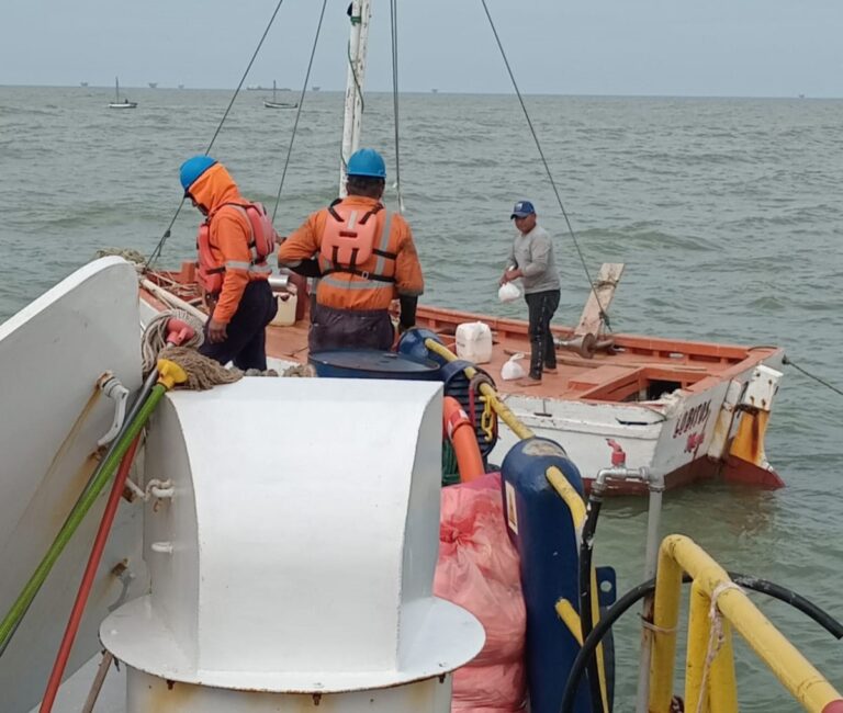 Talara: empresa privada y autoridades nacionales rescataron a pescadores varados y entregaron ayuda en Lobitos y Cabo Blanco