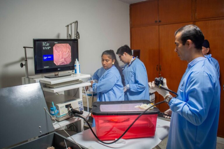 Médicos extranjeros llegan a Piura para capacitarse en endoscopía y colangioscopía