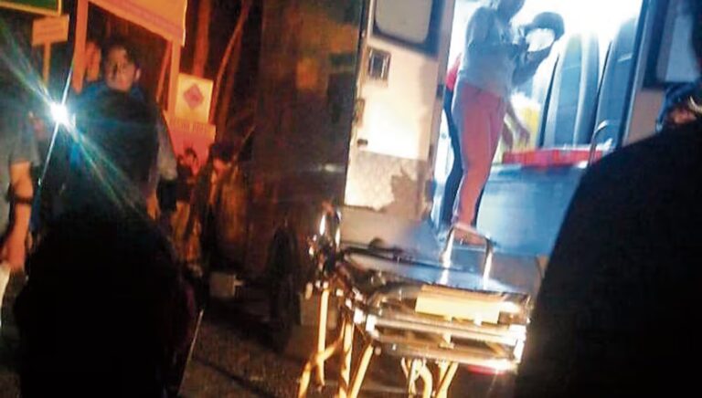 Doce personas sobreviven a caída de camioneta a un abismo en Huancabamba