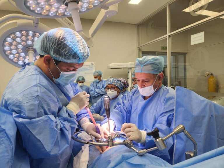 Especialistas del Hospital Santa Rosa realizaron exitosamente compleja cirugía lumbar