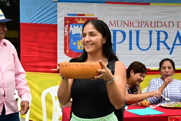 Joven paiteña gana concurso al beber dos litros de chicha de jora en 27 segundos