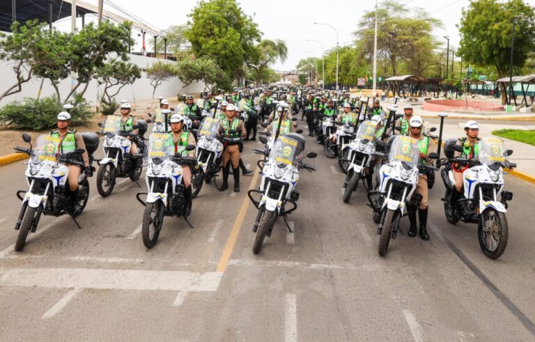 Piura Gobernador Luis Neyra entregó 150 motocicletas a la PNP para reforzar la seguridad