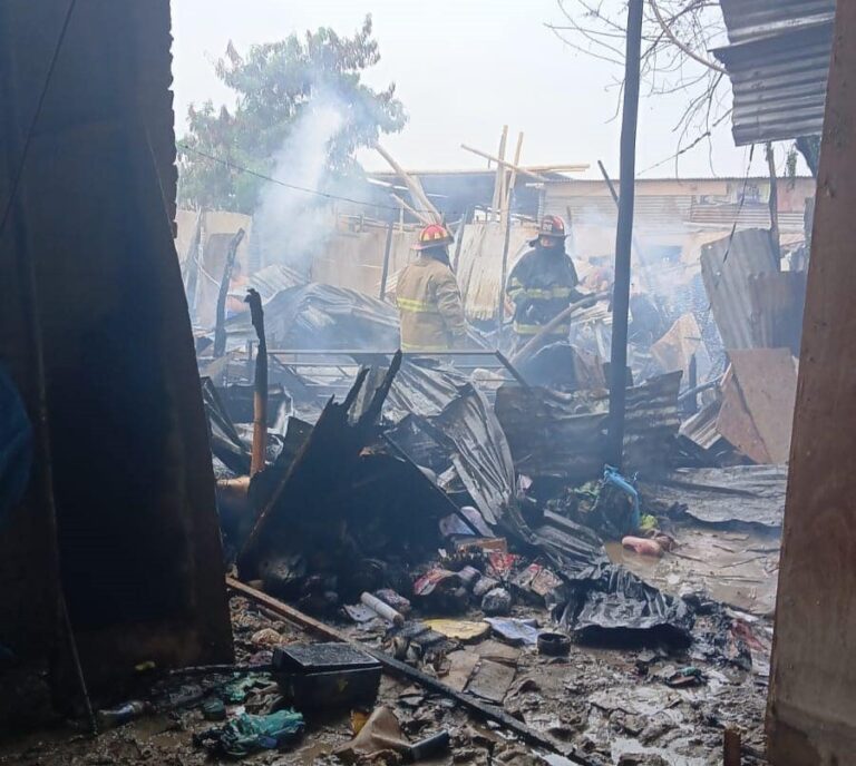 Piura: incendio arrasa con seis viviendas en el distrito de Veintiséis de Octubre