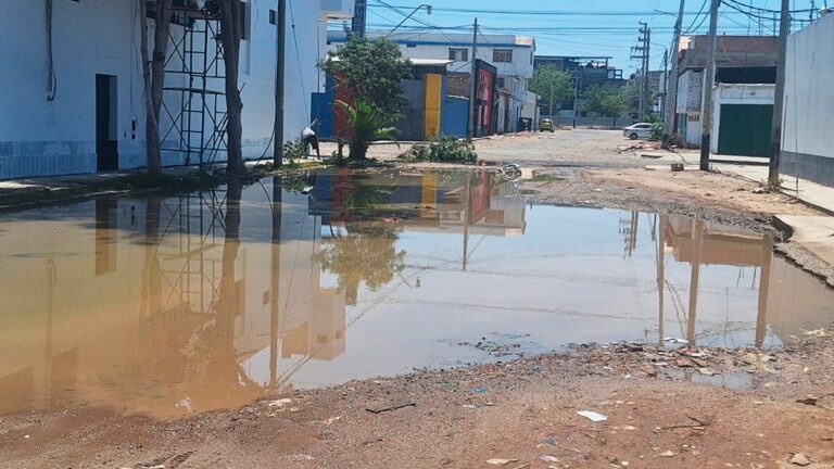 Piura usuarios piden solución urgente ante fuga de agua potable en la Zona Industrial