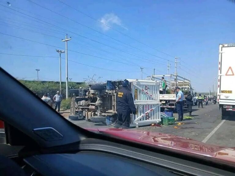 Sullana una mujer pierde la vida y ocho personas resultan heridas tras el despiste de un camión de limones